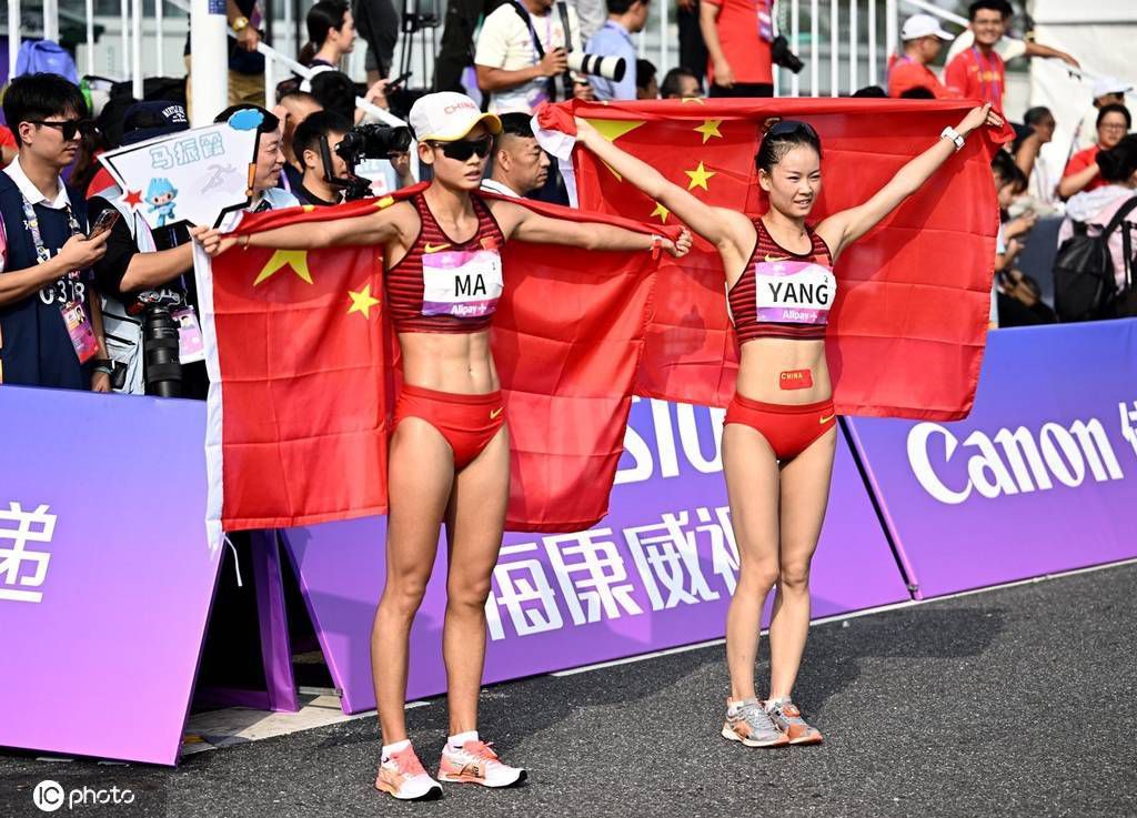 出品人钟屾、程剑元、戚秋民,青年导演王峦、编剧勤行剧本工厂、制片人仰昱晨、制片主任于继、摄影指导郑涛、美术师张瀚宇、灯光师曹跃立、道具师郭成刚、服化王海彬、录音师张超、执行导演孙启瑜、统筹张瀚方、场记张利利、副导演刘京坤、现场制片李虎、生活制片汪毅骏、安全员王嗣斌,主要演员郭睿、郭宣邑、张宸瑜、唐张俊、陈诺、王昊、刘瑞琪、郦余意、萧李臻瑱、李倩兮、姚燕珊、姚玥朵、张依珂、宋闯、王澜升、周艺勤等共同出席此次开机仪式