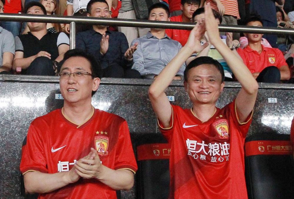 在那扎了个马步，众人扶着杨华梅趴到杨华忠背上。